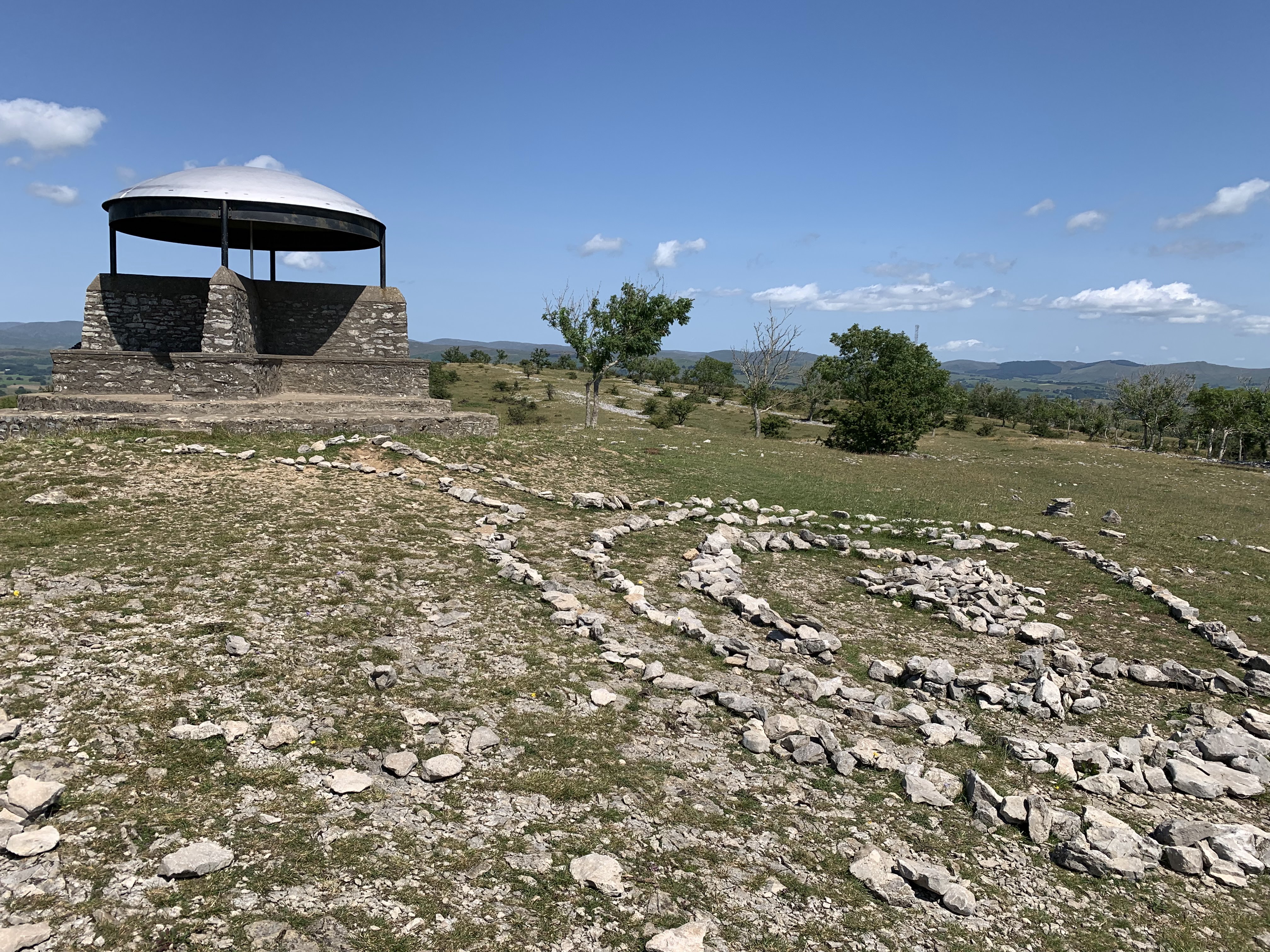 Scout Scar is a Wainwright Outlying Fell in the Lake District. This is a walk 10 miles walk starting from Sizergh, near Kendal (South Lakes). It also takes in a Medieval castle run by the National Trust, a farm-shop at a dairy parlor where you can watch the milking and the Strickland Arms pub 