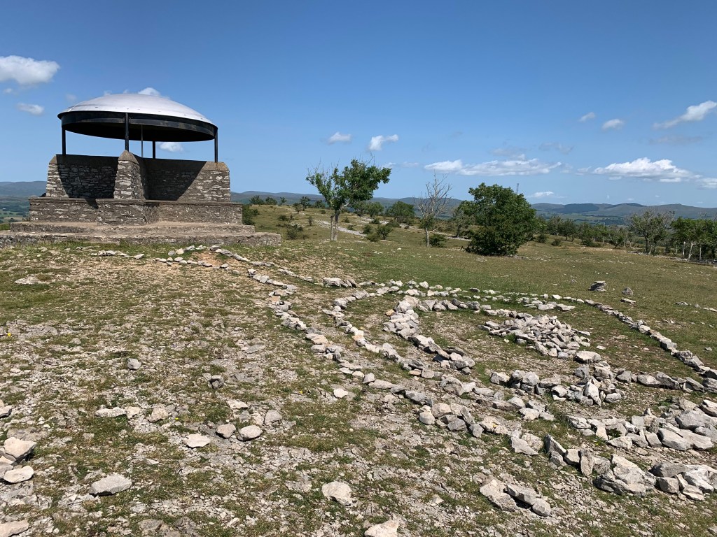Lake District – Scout Scar: A castle, a cafe at the dairy parlor and a&nbsp;pub