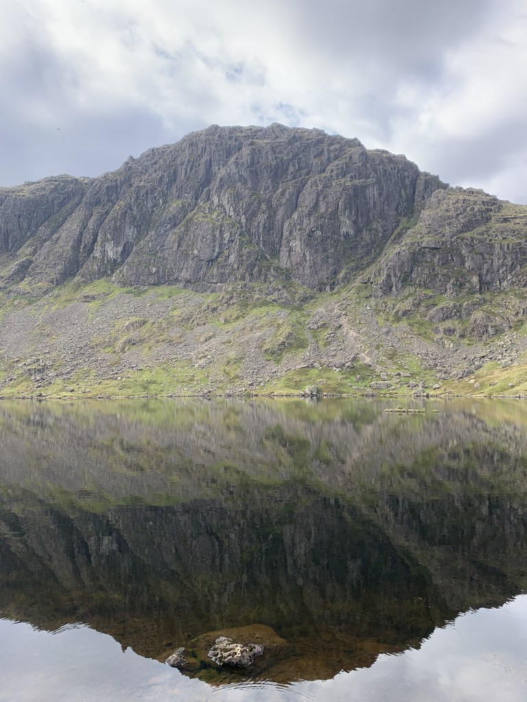 The Langdale Pikes, is an iconic walk in the Central Lake District.
And for those bagging Wainwrights, this hike takes in: Loft Crag, Pike of Stickle, Harrison Stickle, Pavey Ark, Thunacar Knott, High Raise, Sergeant Man, Stickle Tarn 