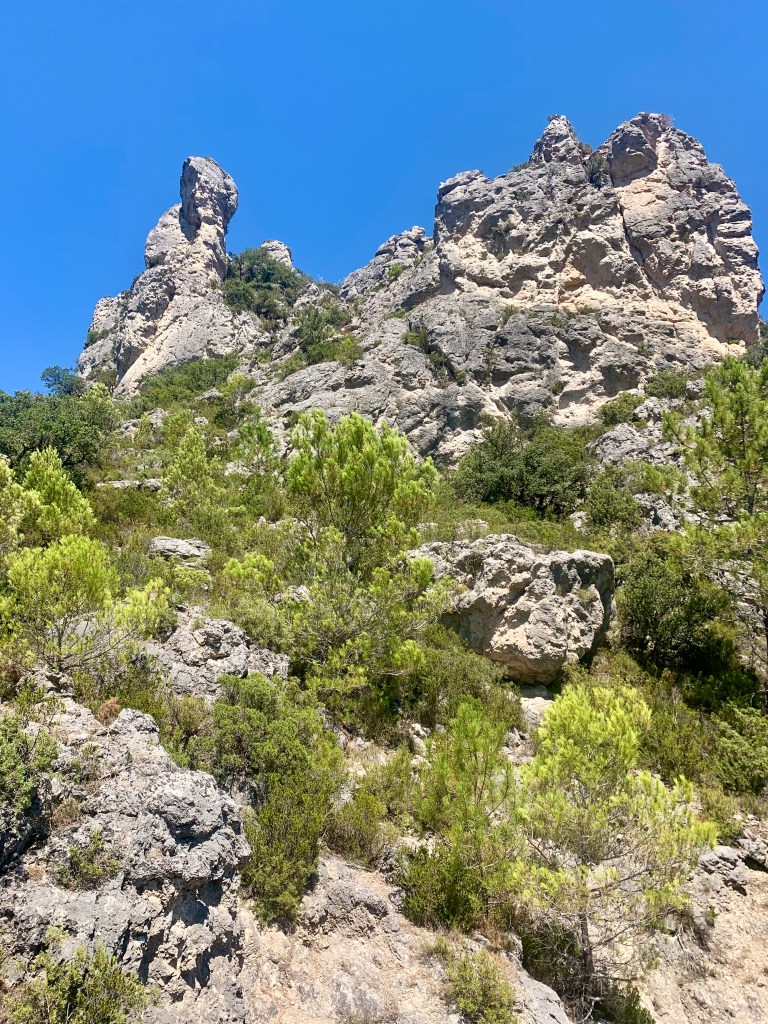 Click on this picture to open the full route on Komoot. This photograph shows the dolomitic formations around the Cirque de Moureze