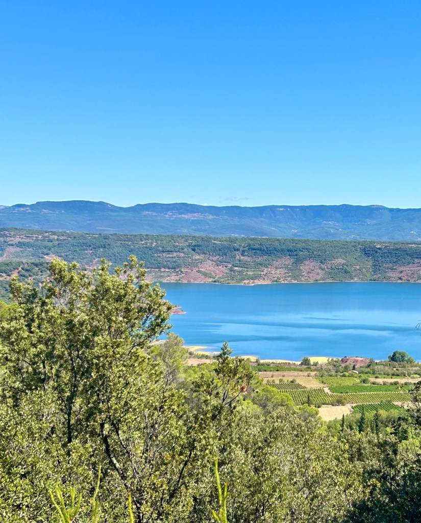 Click on this image to open the full walkthrough video with photographs.
This picture shows the Lac du Salagou 